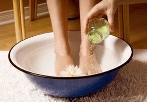 Taking a vinegar and salt bath is beneficial for people with toenail fungus. 