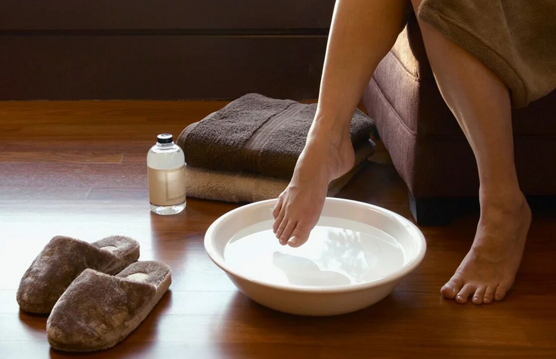 Bath with vinegar for the treatment of nail fungi